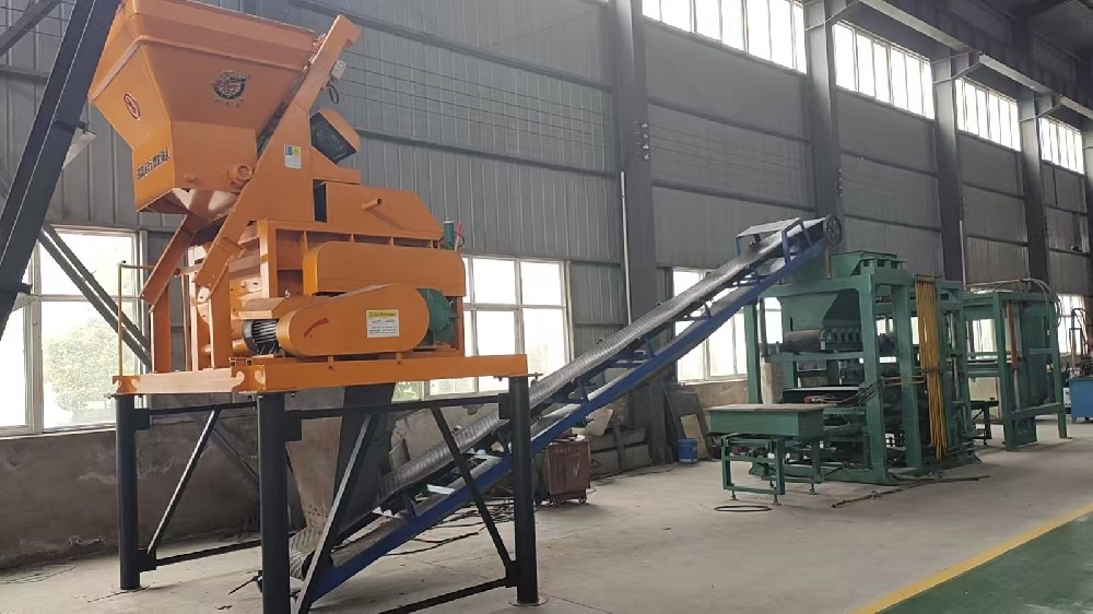 The scene of an Indonesian customer purchasing the brick-making machine from Yinhai Mine