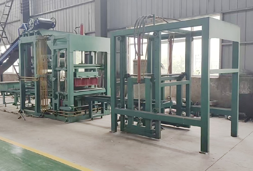 The scene of a Cambodian customer purchasing the brick-making machine from Yinhai Mine